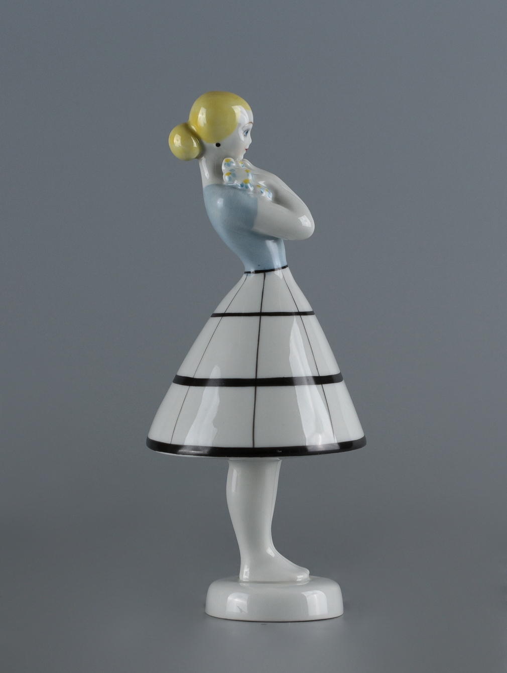 Скульптура Девушка с ромашками 00252-24