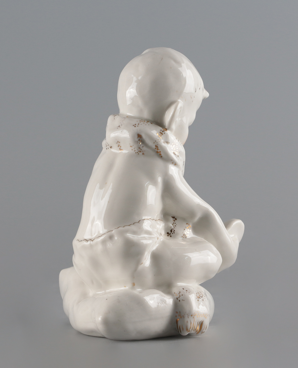 Скульптура Мальчик с ботинком 00267-24