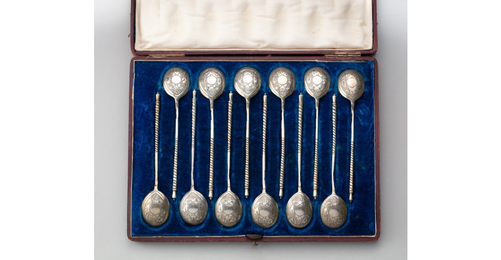 Серебряные чайные ложки  в антикварном магазине Оранта 