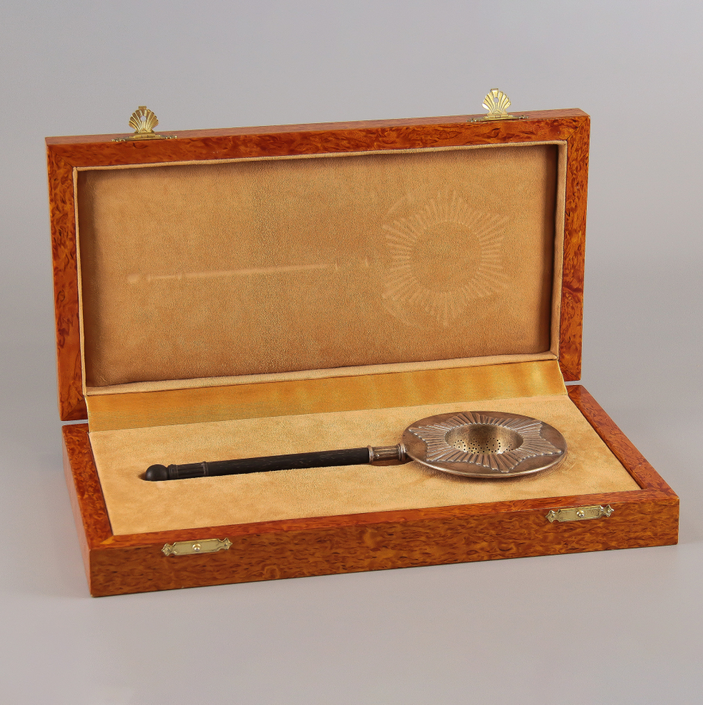 Серебряное ситечко для чая в футляре. Фирма Фаберже - фото - 5