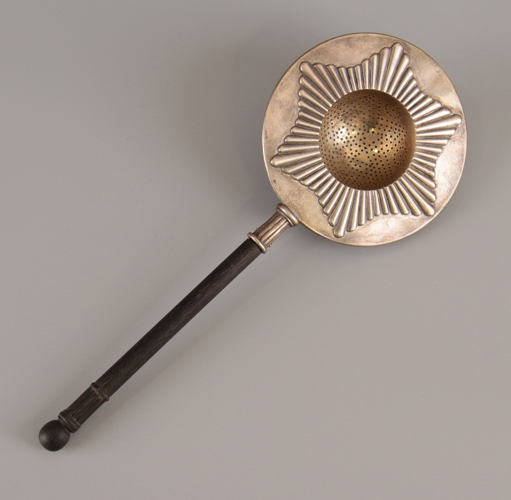 Серебряное ситечко для чая в футляре. Фирма Фаберже 119-19