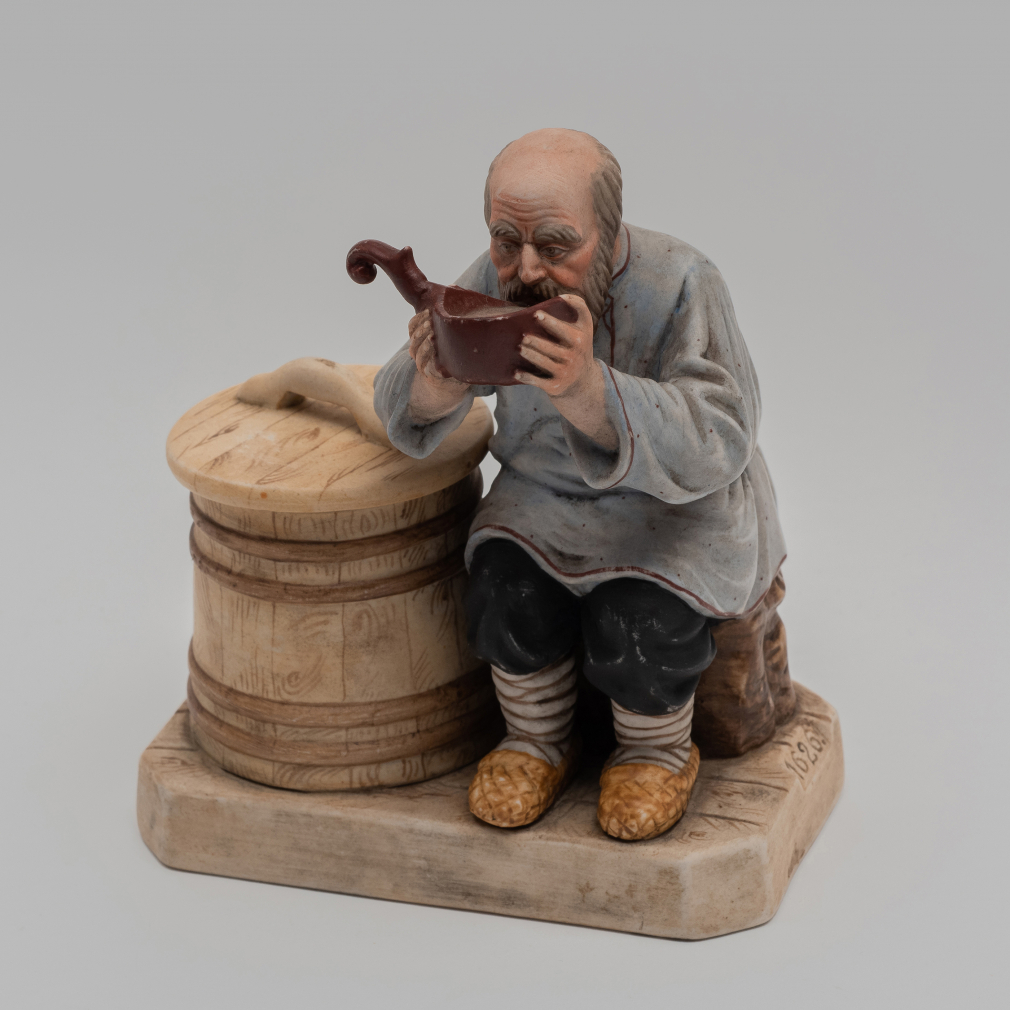 Скульптура «Старик-крестьянин, пьющий воду из ковша» - фото - 4