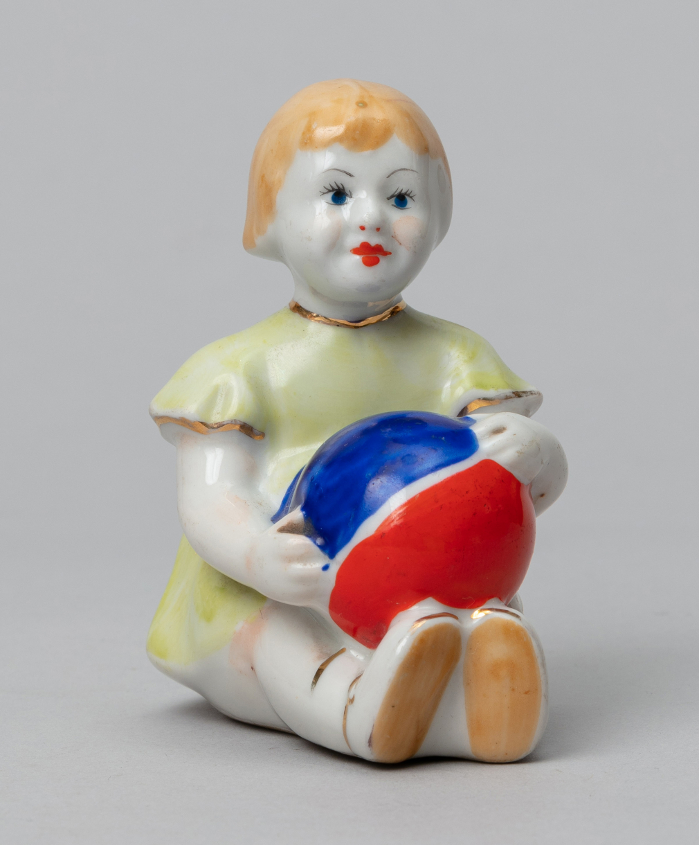 Скульптура Девочка с мячом - фото - 1