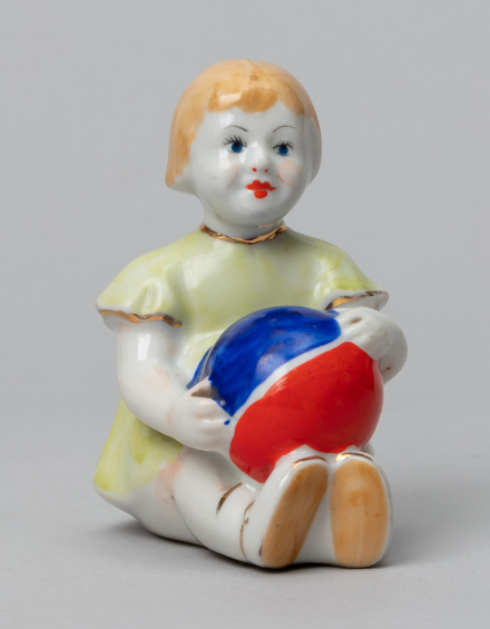Скульптура Девочка с мячом - фото - 1