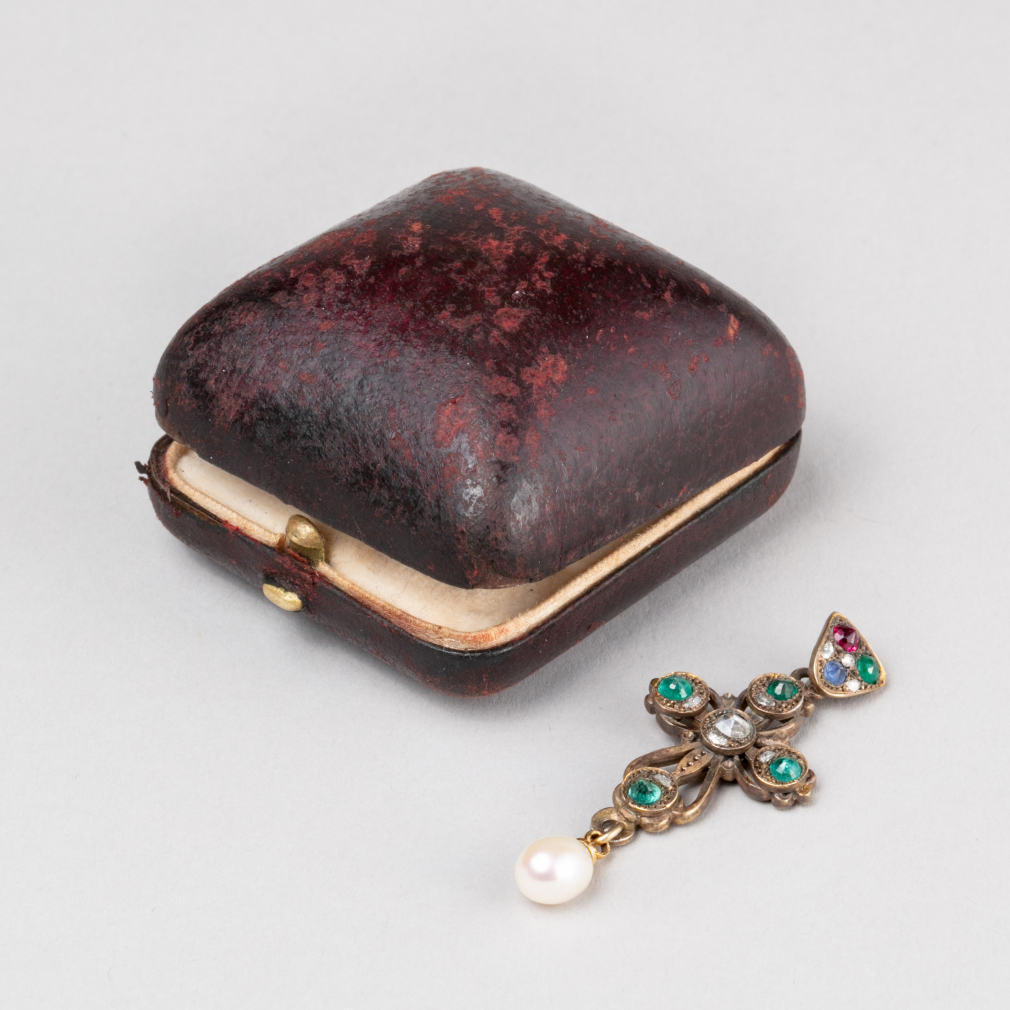 Серебряный крестик с изумрудами, алмазами и жемчугом в футляре - фото - 3