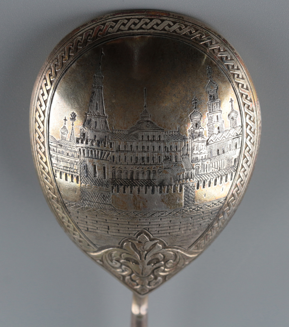 Серебряная ложка для меда с видом Кремля 155-19