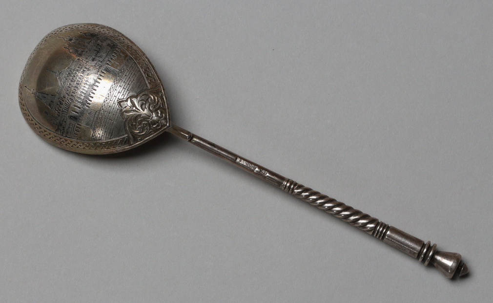 Серебряная ложка для меда с видом Кремля 155-19