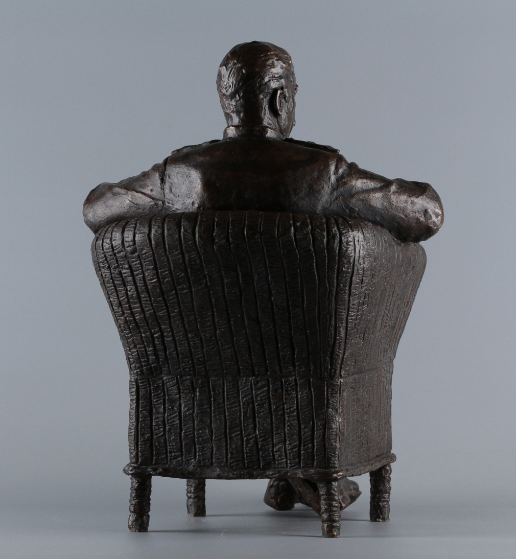 Скульптура Сталин в кресле 208-22
