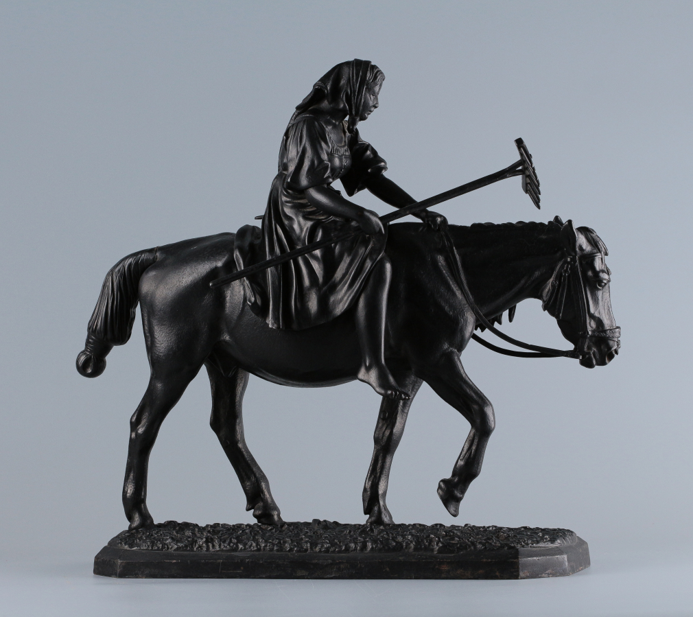 Скульптура Крестьянка с граблями на лошади 422-22
