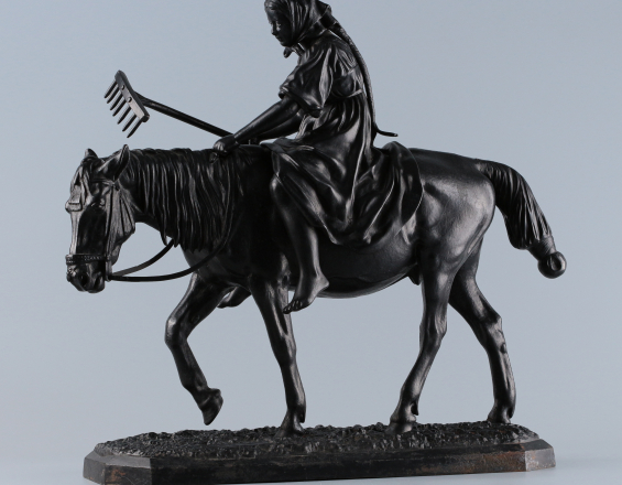 Скульптура Крестьянка с граблями на лошади - фото - 2