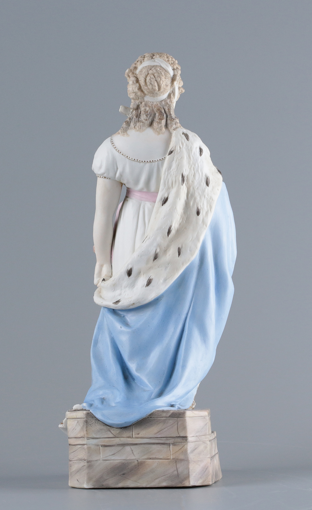 Скульптура Девушка в горностае 417-22