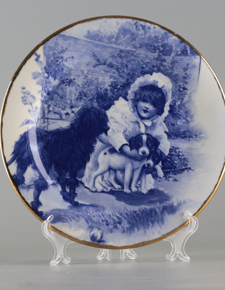 Тарелка декоративная Девочка с собаками - фото - 1