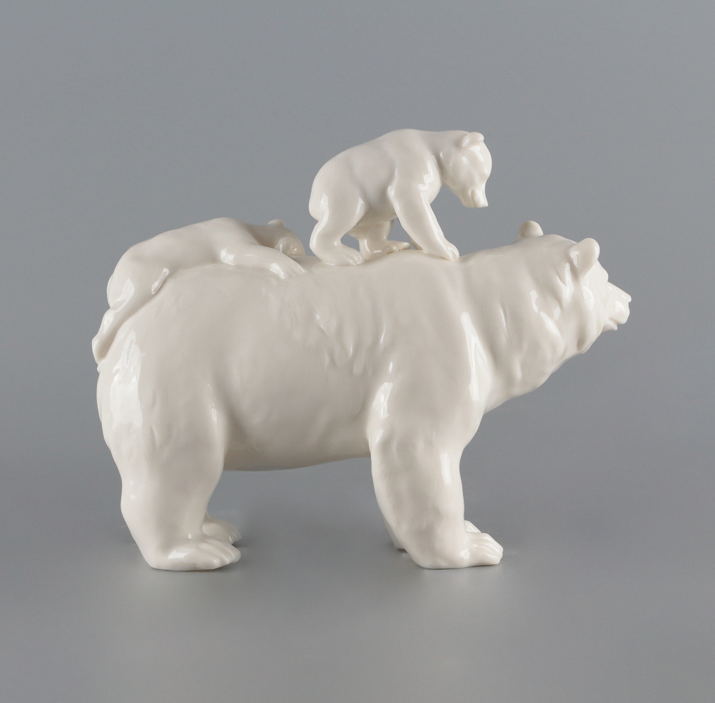 Фарфоровая скульптура Мама медведица с медвежатами 0060-24