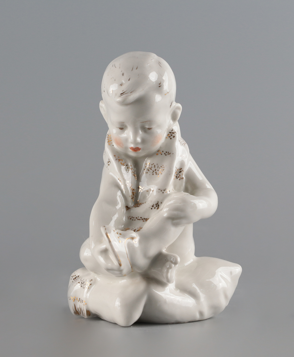 Скульптура Мальчик с ботинком - фото - 2