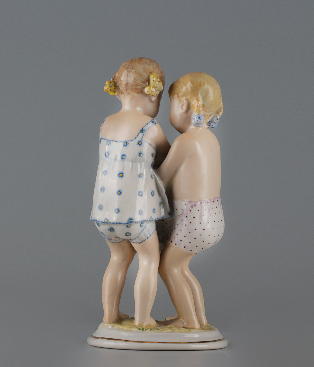 Скульптура Девочки с зайчиком 00770