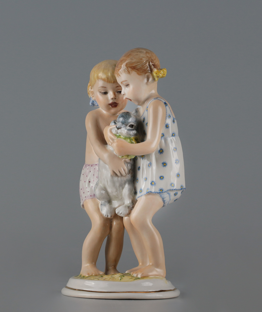 Скульптура Девочки с зайчиком 00770