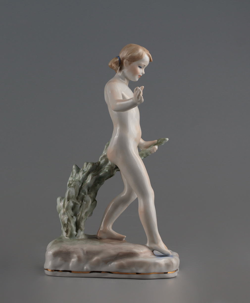 Скульптура Входящая в воду 00818