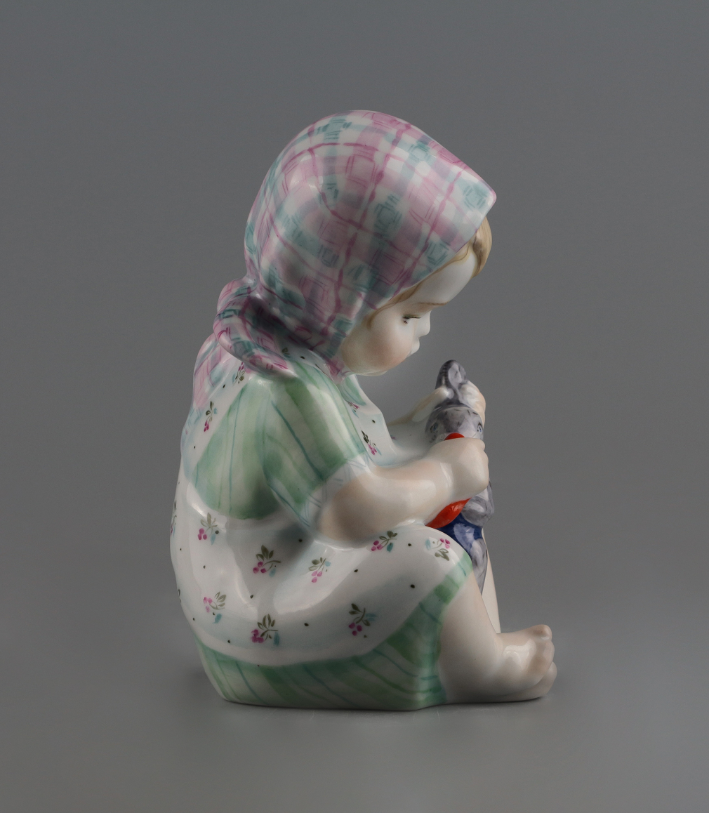 Скульптура Девочка с зайцем 00823