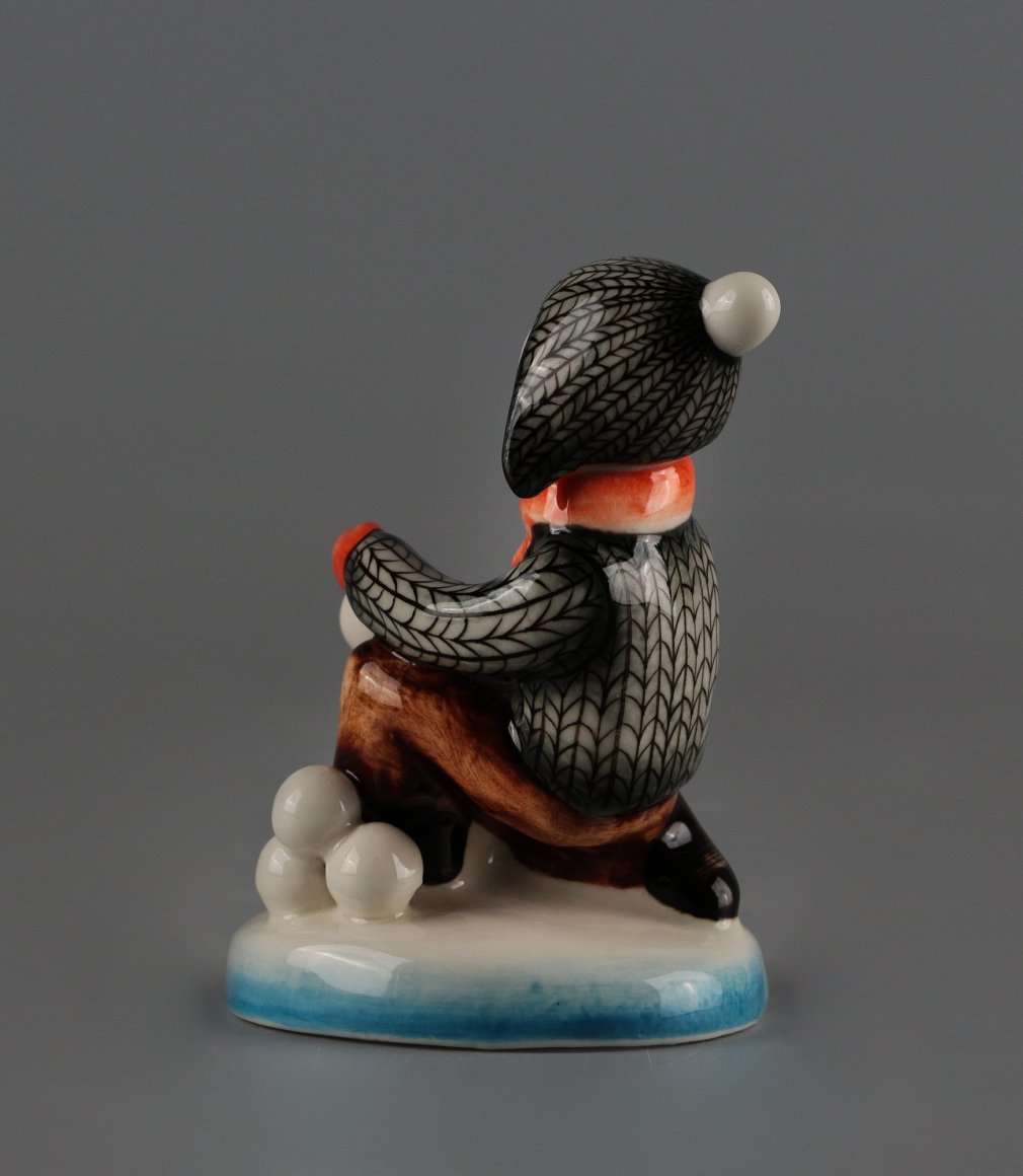 Скульптура Мальчик со снежками 002756