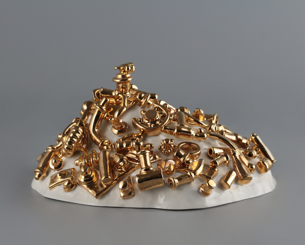 Скульптура Золотая куча с мухой - фото - 3