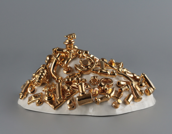 Скульптура Золотая куча с мухой - фото - 3