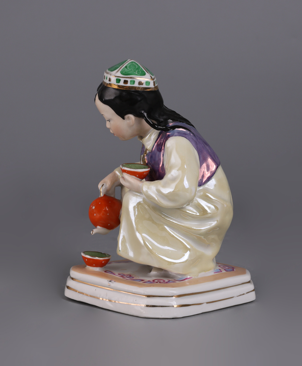 Скульптура Маленькая хозяйка/ Узбечка с чайником 00364-24