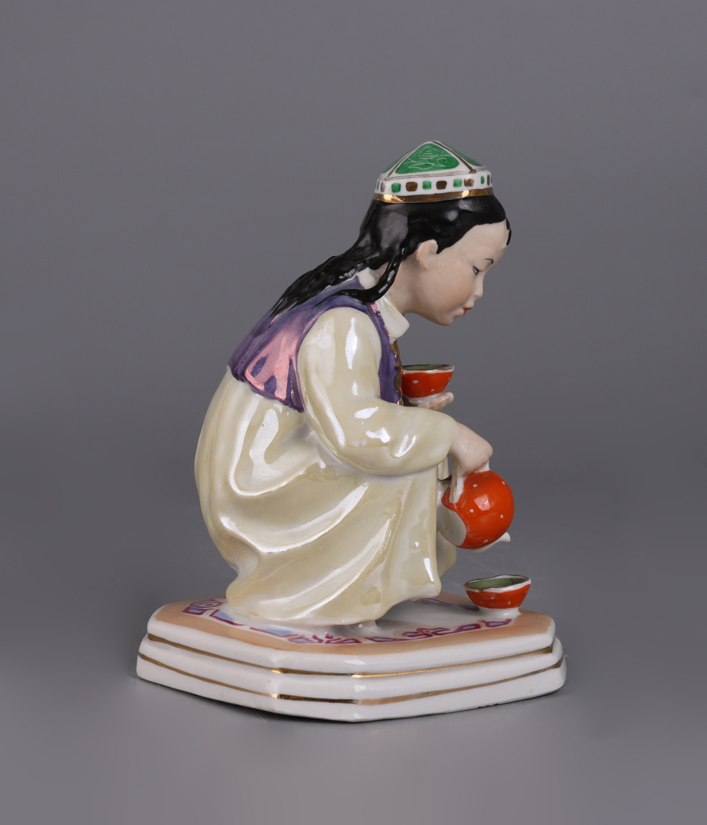 Скульптура Маленькая хозяйка/ Узбечка с чайником 00364-24