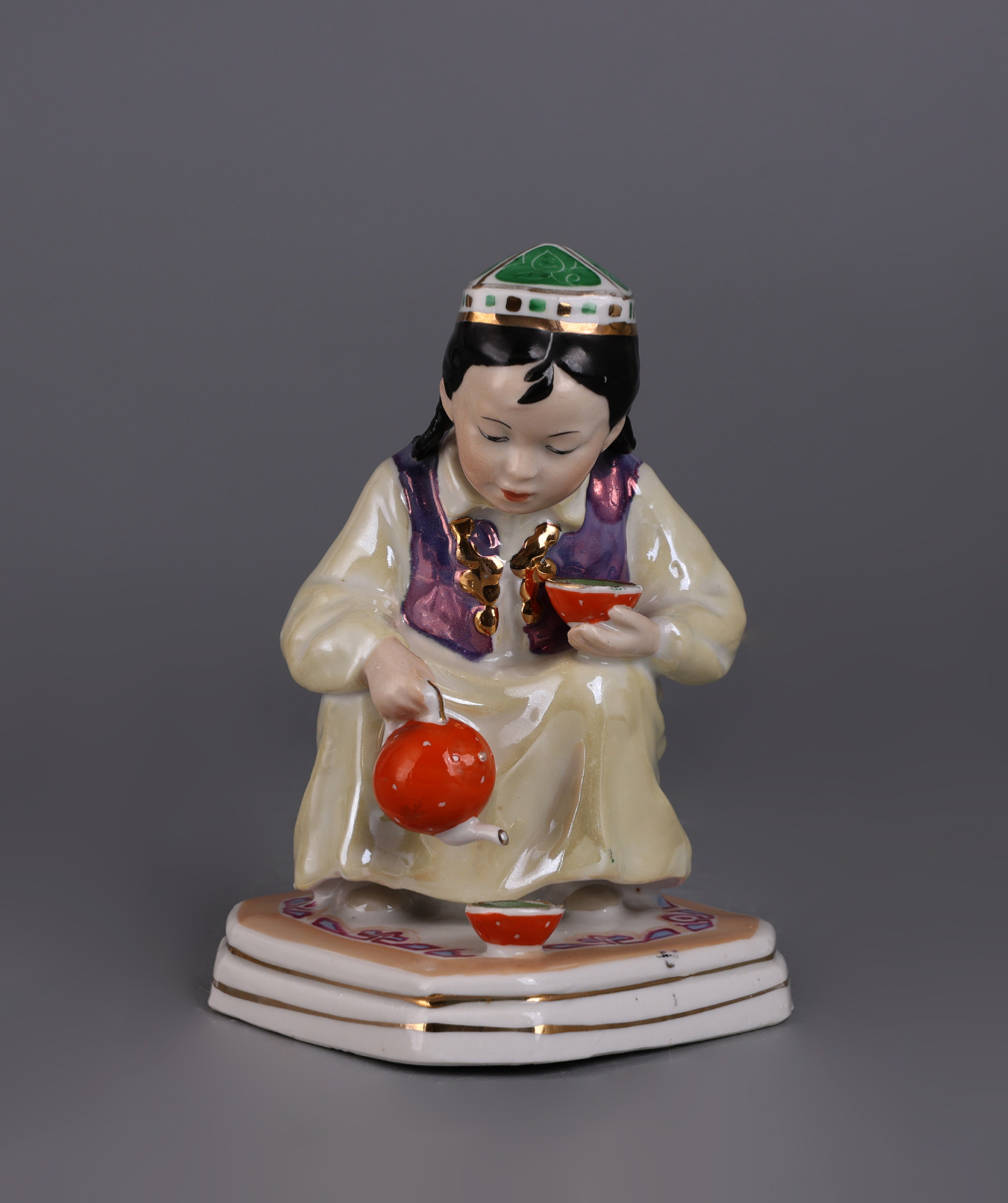 Скульптура Маленькая хозяйка/ Узбечка с чайником - фото - 3