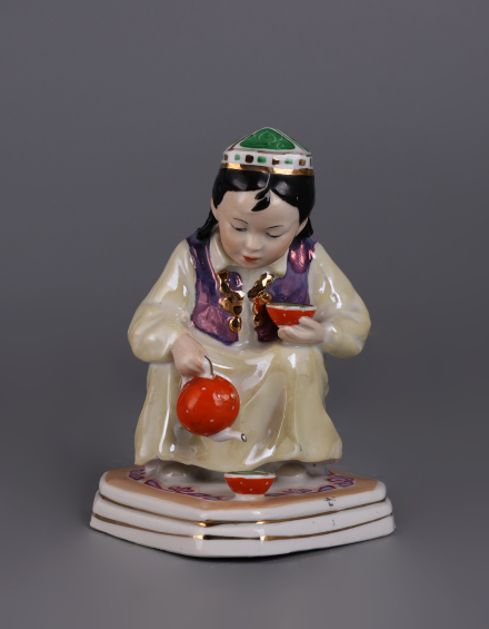 Скульптура Маленькая хозяйка/ Узбечка с чайником - фото - 3