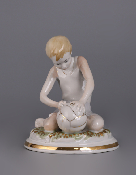 Статуэтка Мальчик, надувающий мяч/ Юный футболист - фото - 3