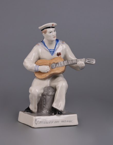 Скульптура Моряк с гитарой - фото - 3