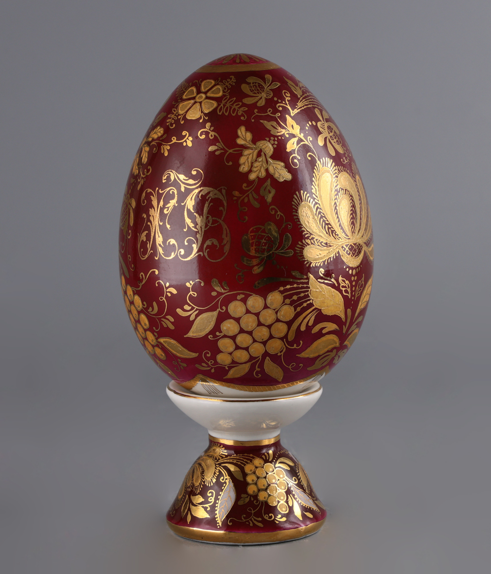 Яйцо пасхальное Красное с золотым орнаментом 30554