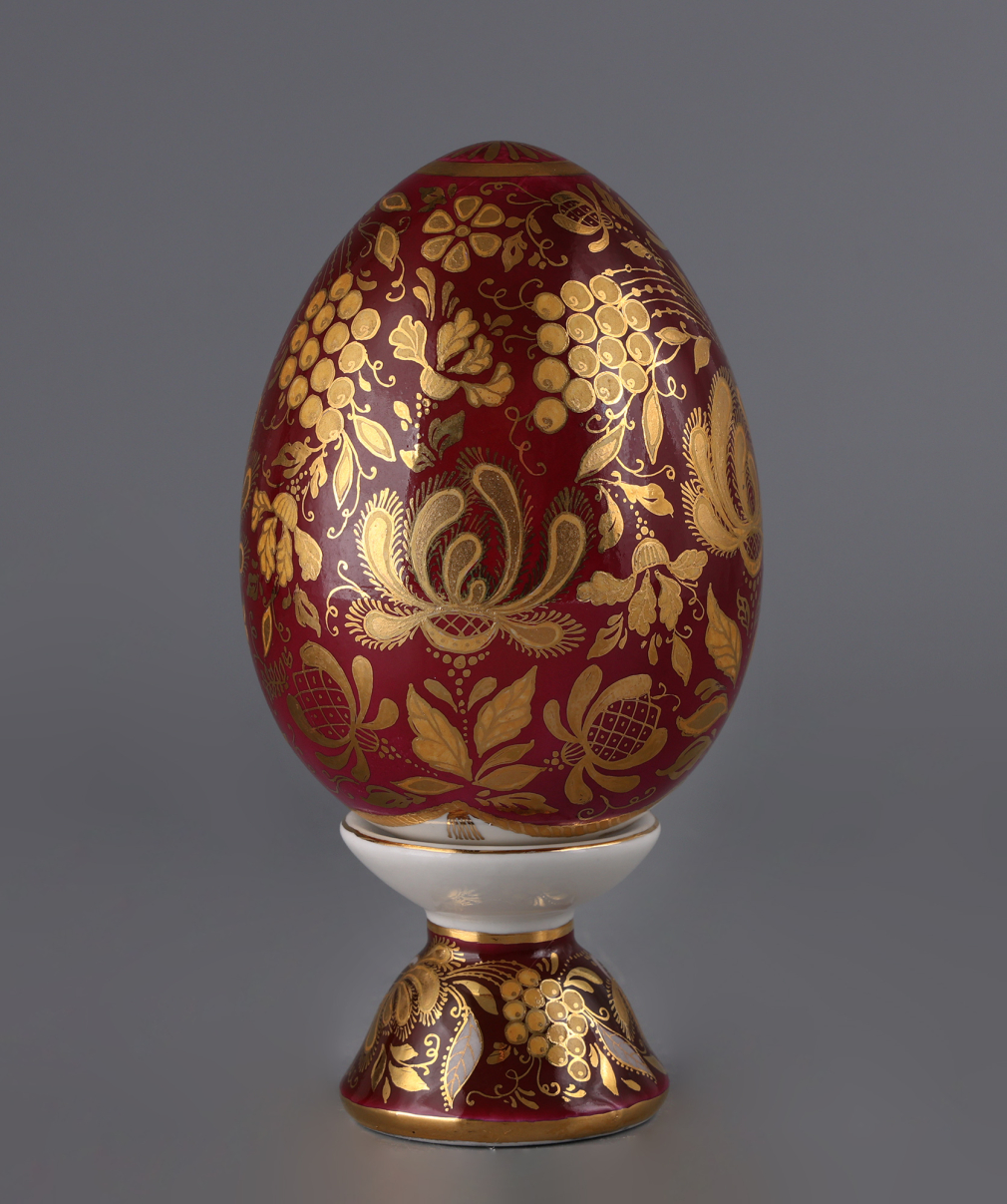 Яйцо пасхальное Красное с золотым орнаментом - фото - 2