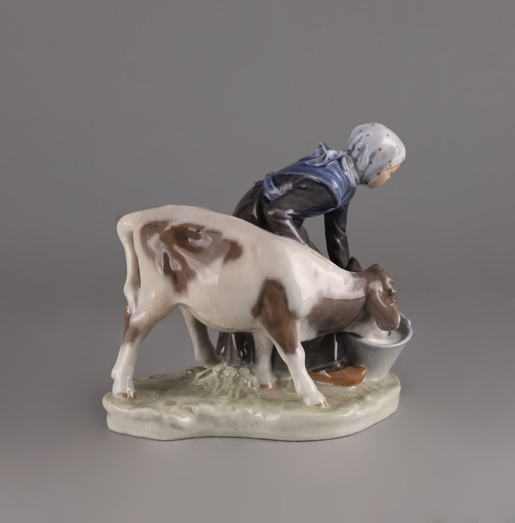 Скульптура Девушка с теленком. Royal Copenhagen Porcelain Factory 30794